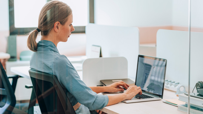 Forretningskvinde, der arbejder på hendes kontor