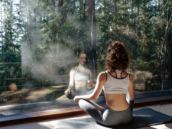 Kvinde, der laver yogaøvelse