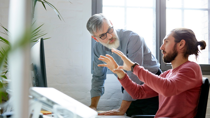 Forretningsmand, der deler ideer med en kollega på kontoret